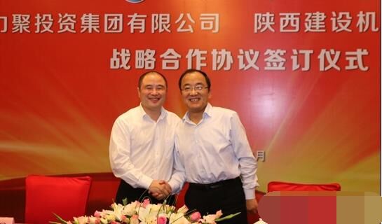 近日，陜建機(jī)械與安徽力聚簽訂戰(zhàn)略合作協(xié)議，陜建機(jī)械董事長楊宏軍，副總經(jīng)理、營銷總監(jiān)賀衛(wèi)東，安徽力聚投資集團(tuán)董事長宋執(zhí)壽，黨支部書記陳邦勤以及安徽潤路公司總經(jīng)理杜永龍等單位領(lǐng)導(dǎo)出席了會(huì)議