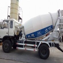 河南攪拌罐車生產(chǎn)廠家，億立實(shí)業(yè)4m3混凝土罐車專賣